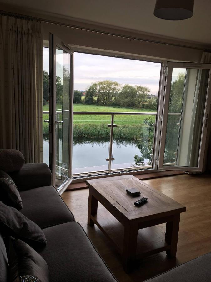Penthouse Apartment On The River - 65 Skipper Way セント・ネオツ エクステリア 写真