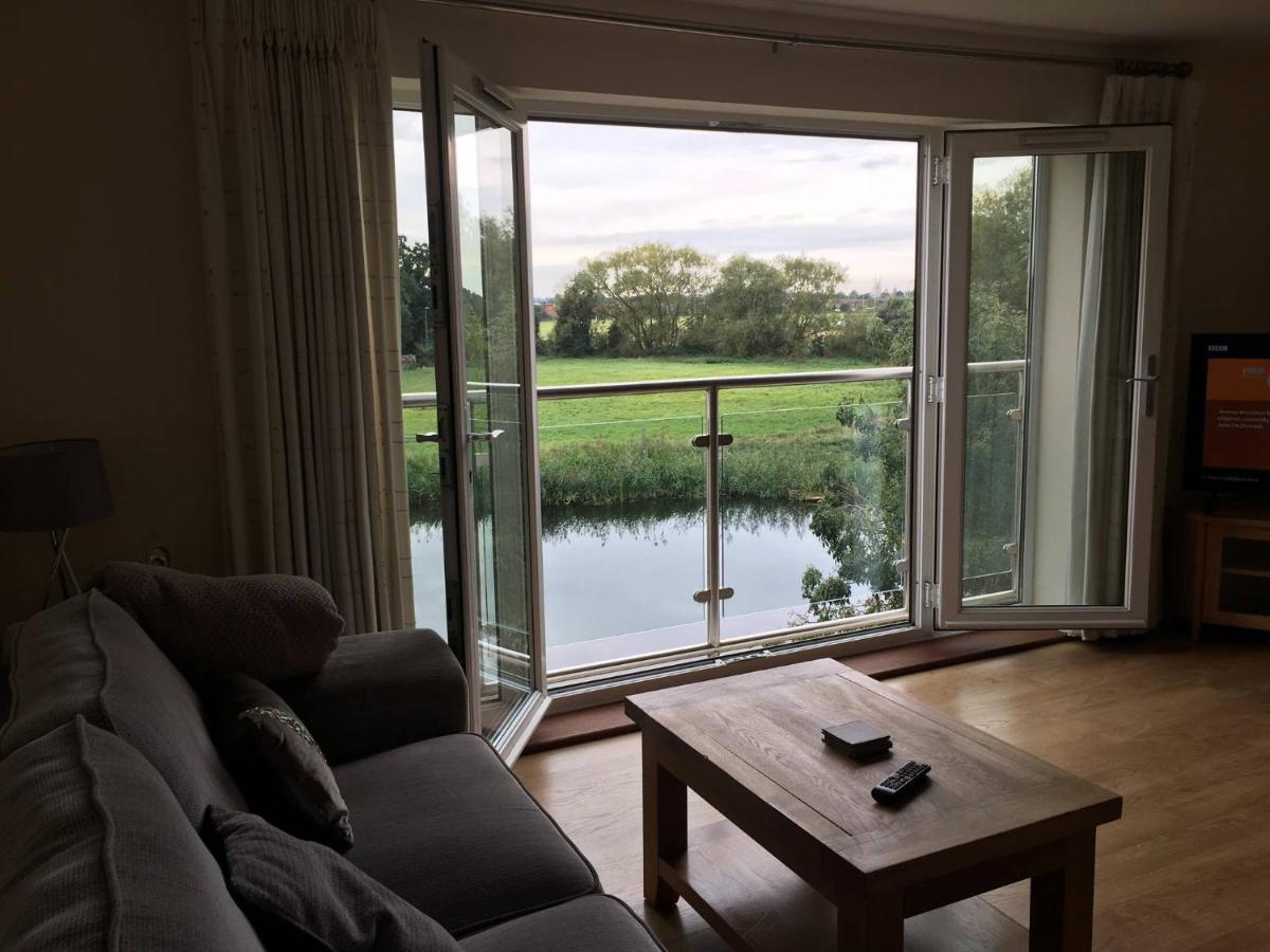 Penthouse Apartment On The River - 65 Skipper Way セント・ネオツ エクステリア 写真