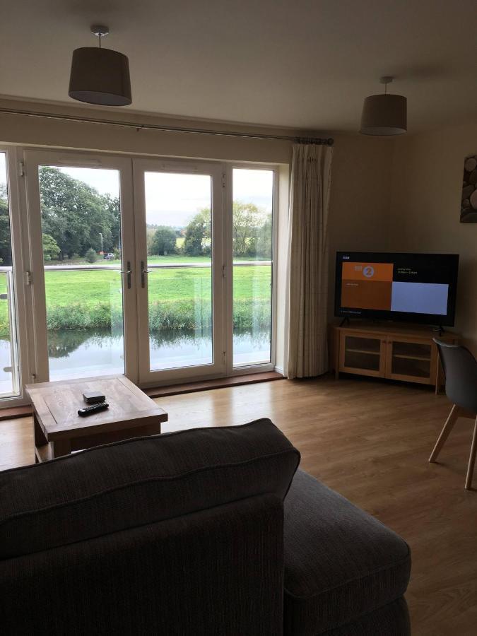 Penthouse Apartment On The River - 65 Skipper Way セント・ネオツ エクステリア 写真