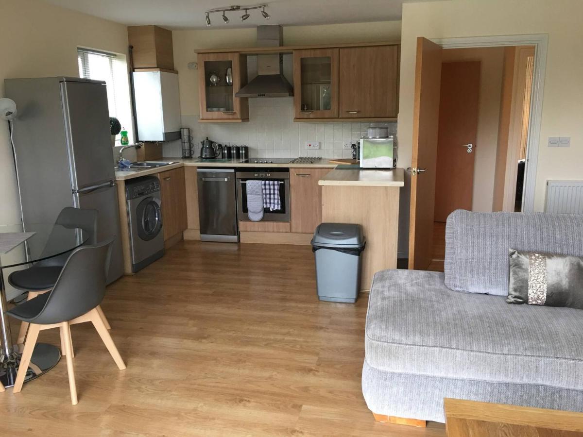 Penthouse Apartment On The River - 65 Skipper Way セント・ネオツ エクステリア 写真
