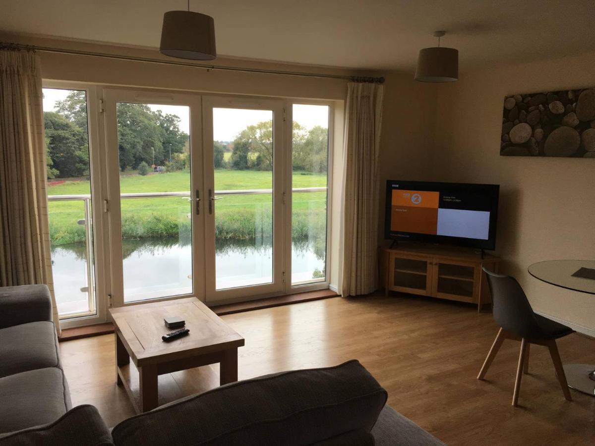 Penthouse Apartment On The River - 65 Skipper Way セント・ネオツ エクステリア 写真